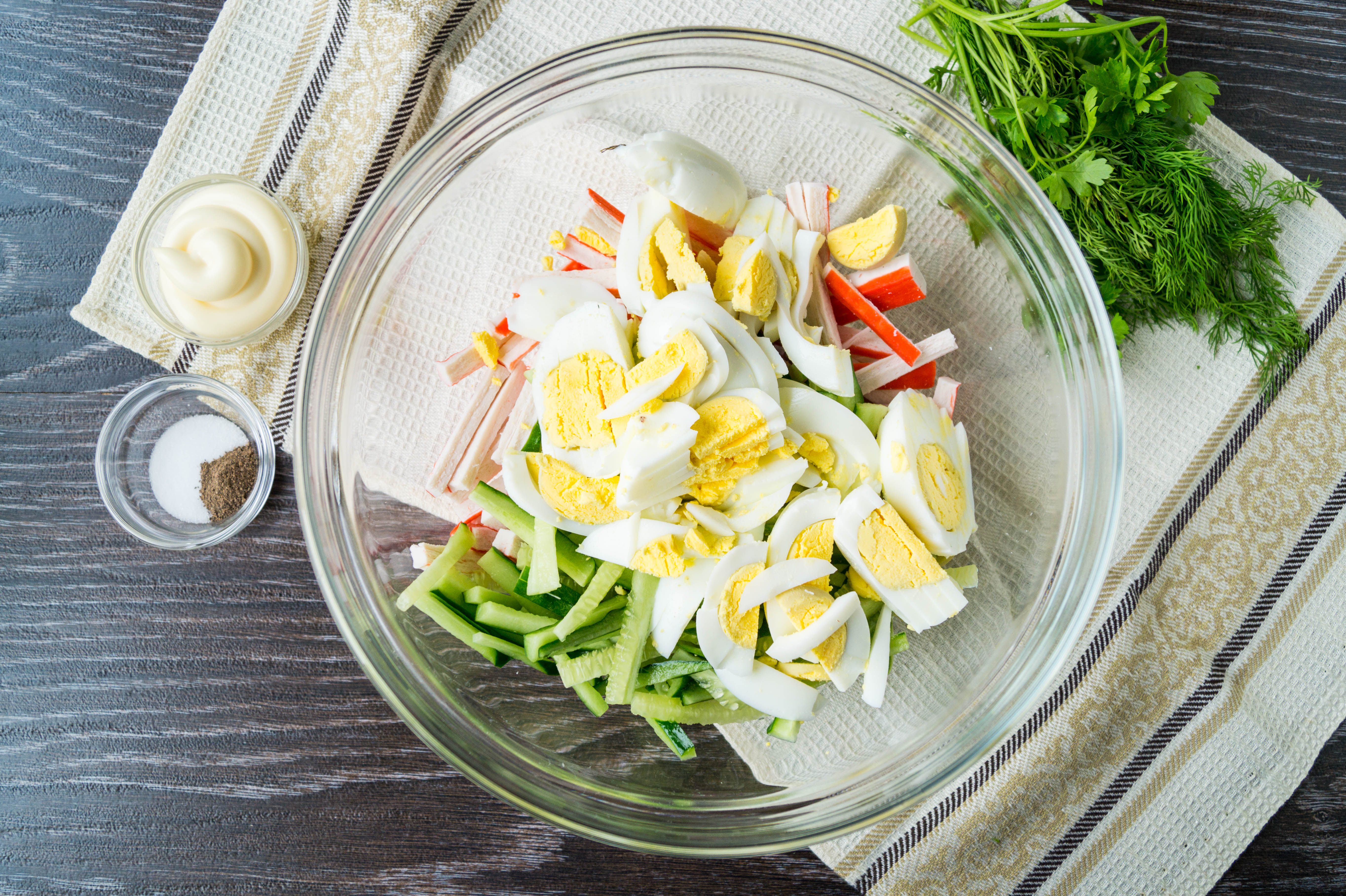 Салат с кальмарами и жареными шампиньонами и крабовыми палочками