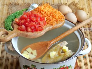 Суп из петуха с яйцом и помидорами