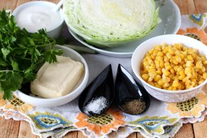 Салат из молодой капусты, плавленого сыра и кукурузы