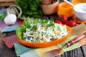 Салат из молодой капусты, плавленого сыра и кукурузы