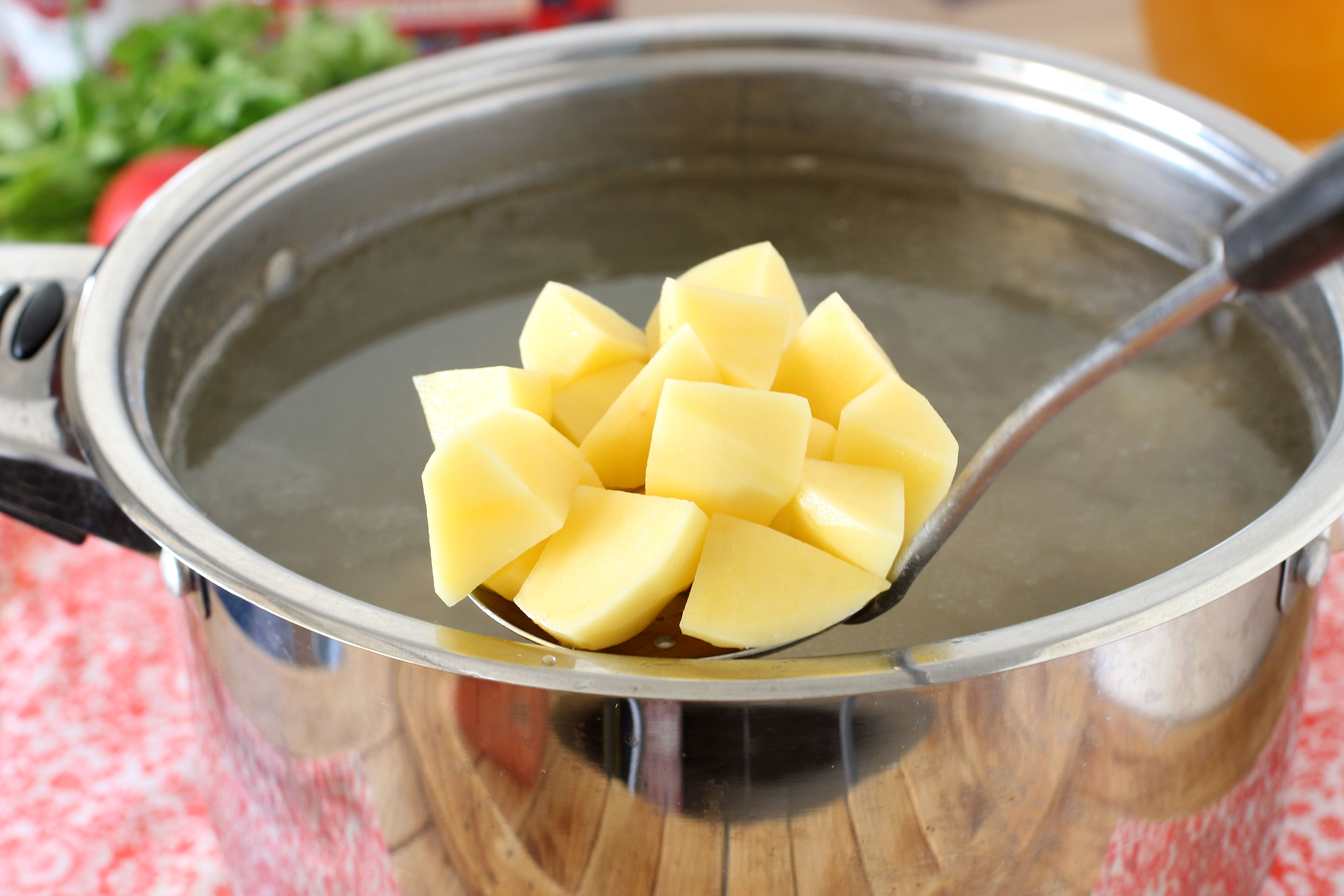 Варить картошку в кипящей воде. Картошка в кастрюле. Картофель нарезанный кубиками в кастрюле. Нарезанная картошка в кастрюле. Кастрюля для варки картофеля.