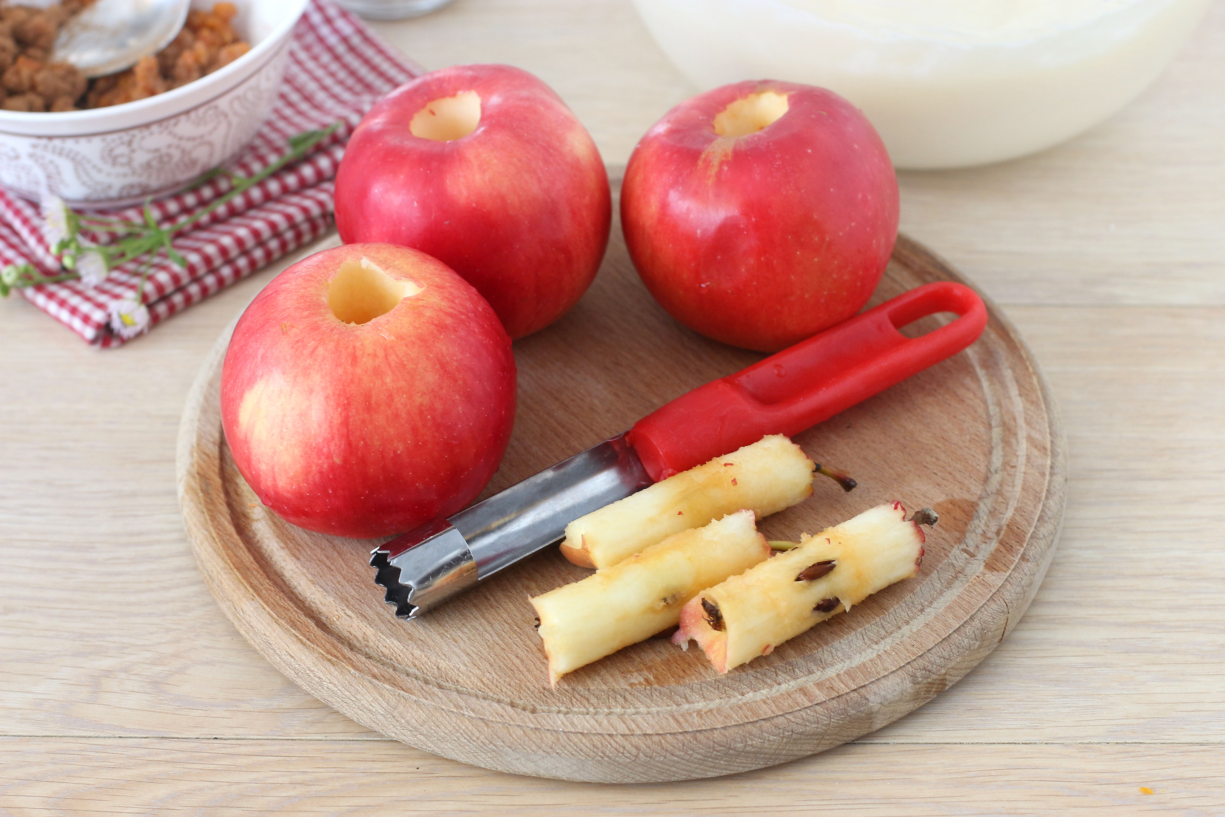 Перед обработкой из яблок иногда вырезают сердцевину. Сердцевина яблока. Яблоко без сердцевины. Вырезать сердцевину из яблок. Яблоки без кожуры и сердцевины.