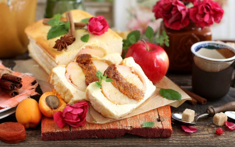 Творожный пирог с фаршированными яблоками