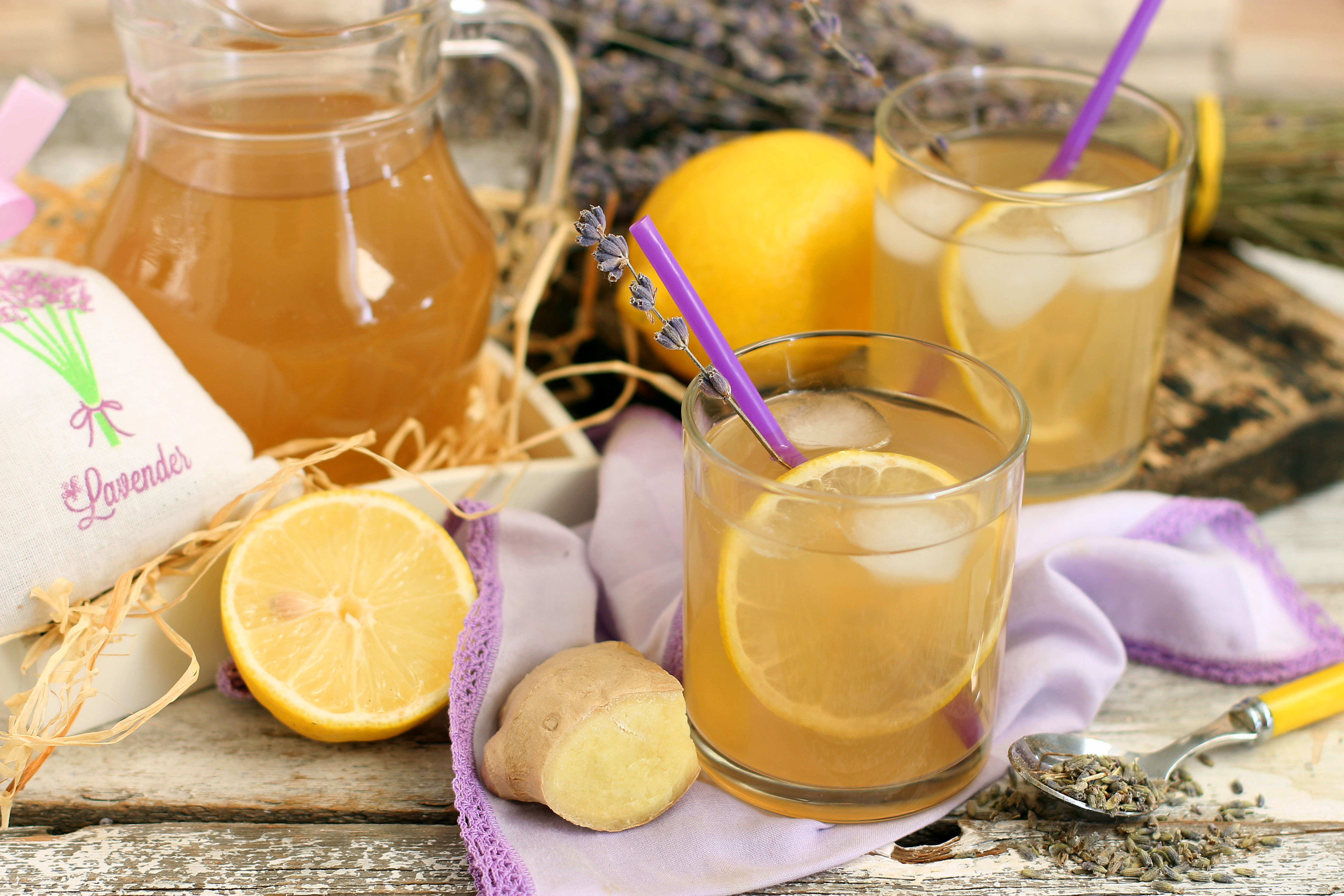 Какой напиток для печени. Имбирный лимонад. Имбирный сок. Лимонад Лаванда и лимон. Лимонад с соком и имбирем.
