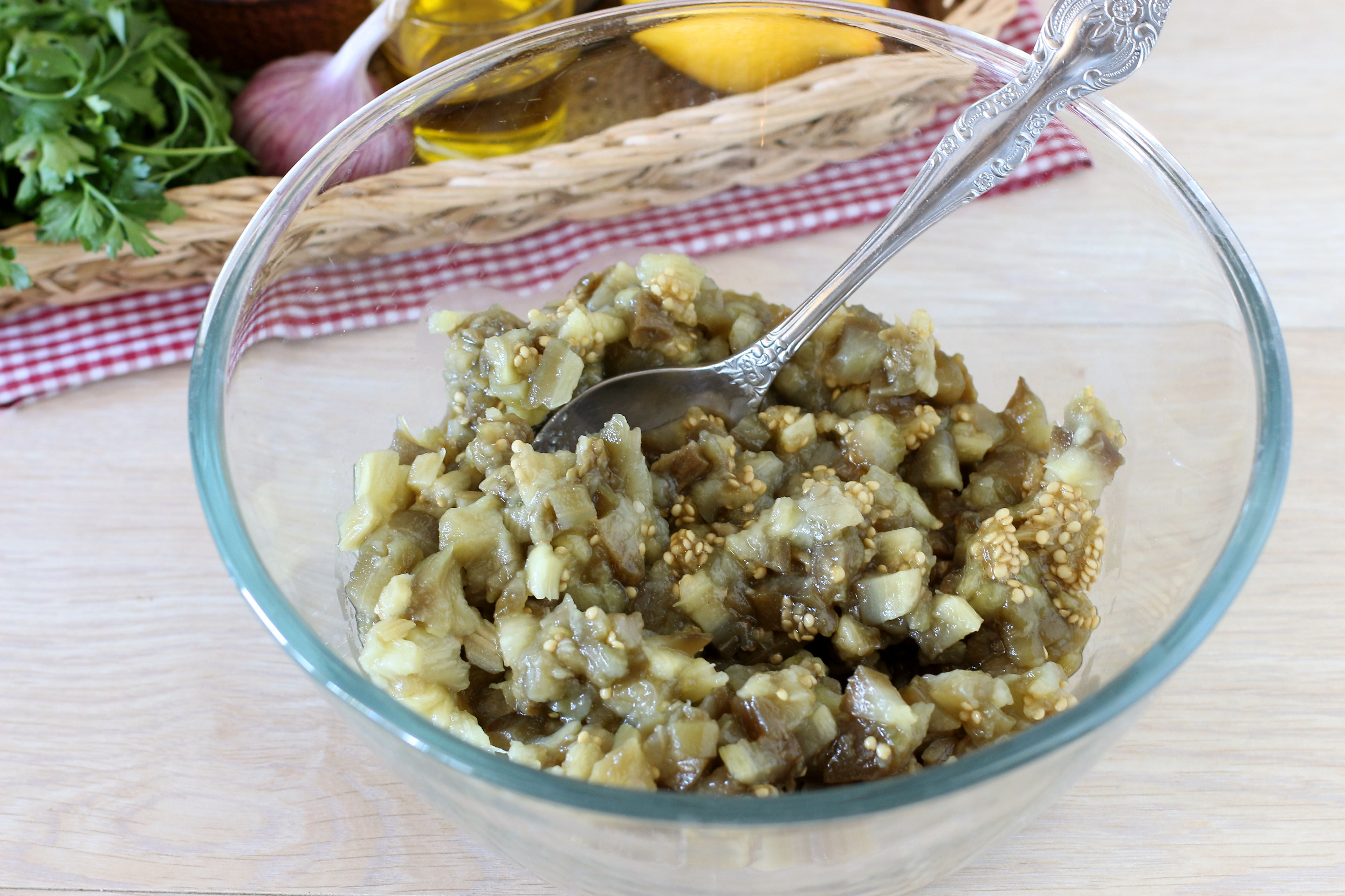 Греческий салат с баклажанами и орехами