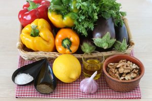 Греческий салат с баклажанами и орехами
