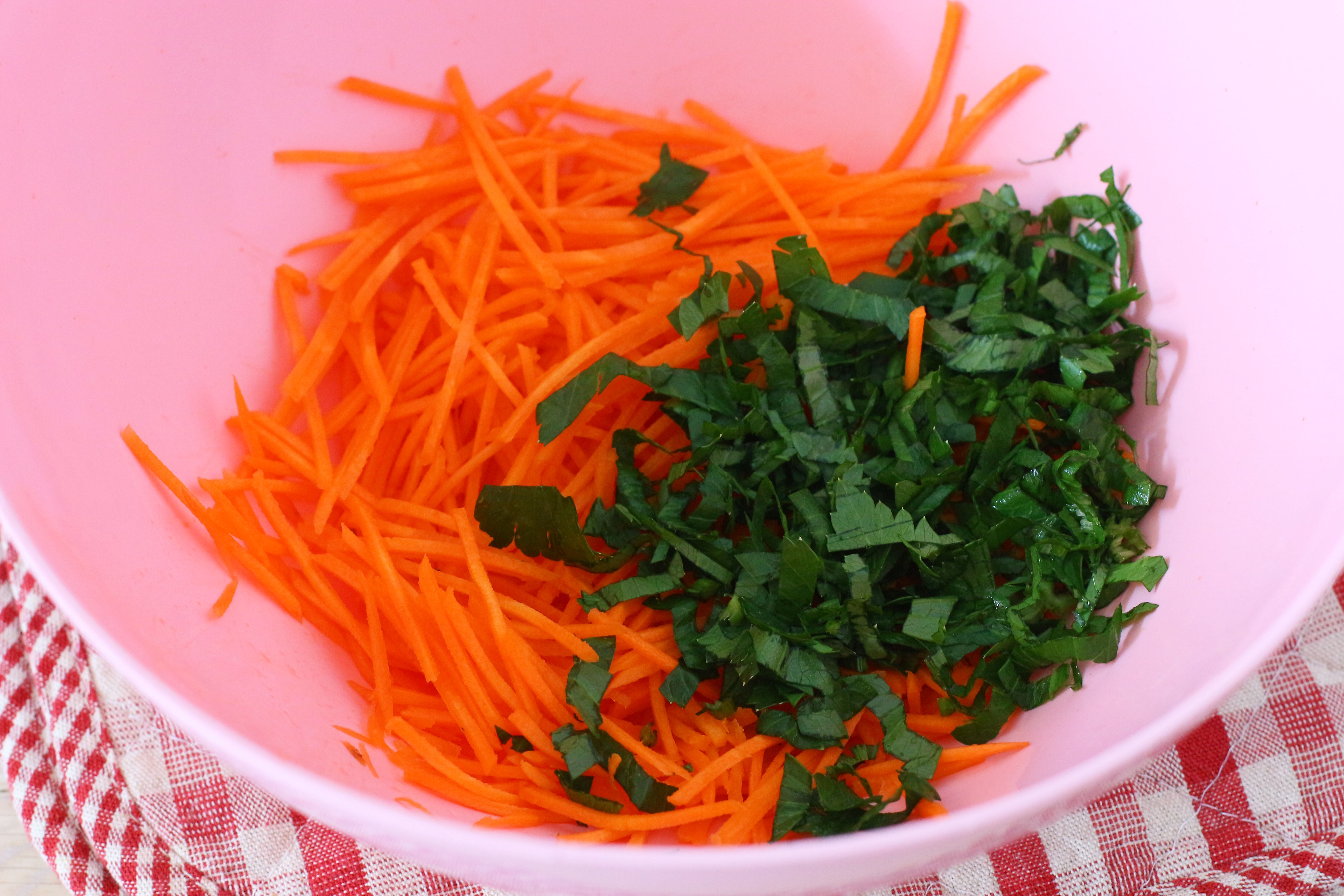 Кислая зеленая капуста. Кислая морковь. Рыба на зелёном фоне кашает морковь. На какой терке тереть помидоры для томата. Тертые томаты