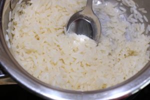 Карамелизированная айва с рисом и сухофруктами