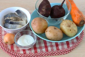 Салат «Сельдь под шубой» в картофельных лодочках