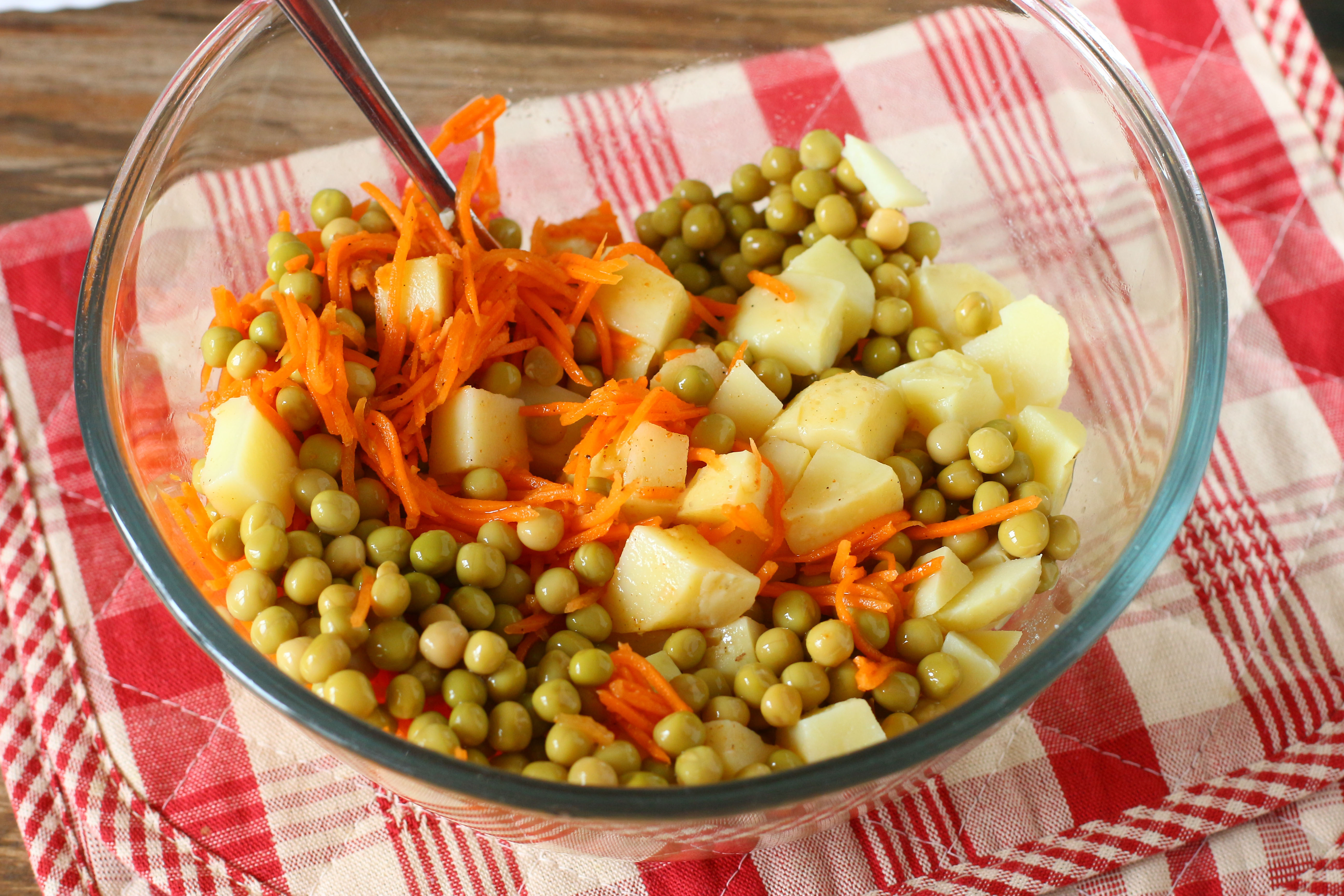 Салат из картошки кукурузы и горошка консервированной