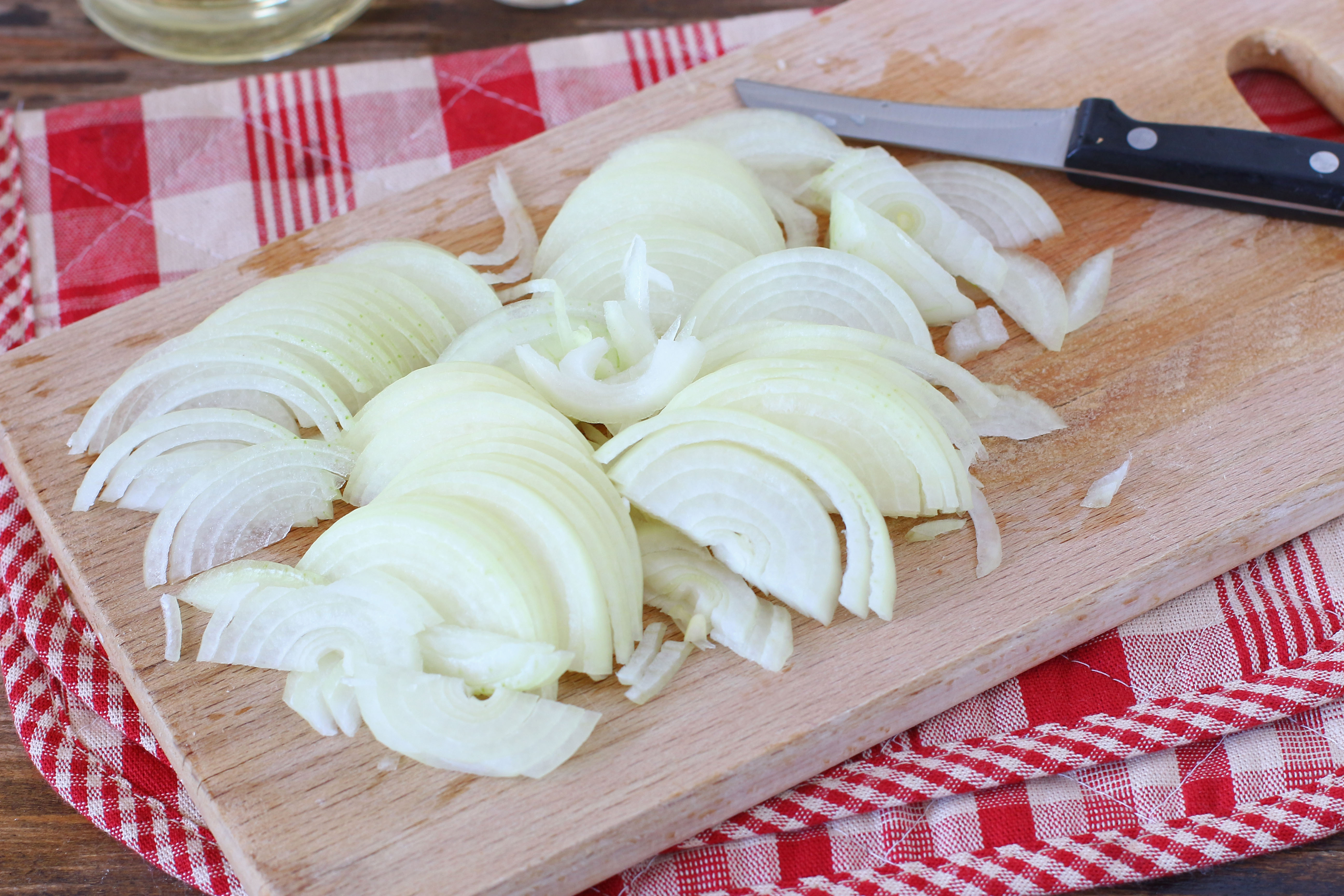 Маринованный лук для селедки с уксусом. Маринованный лук для селедки. Сельдь маринованная с луком. Как вкусно порезать лук к селедке.