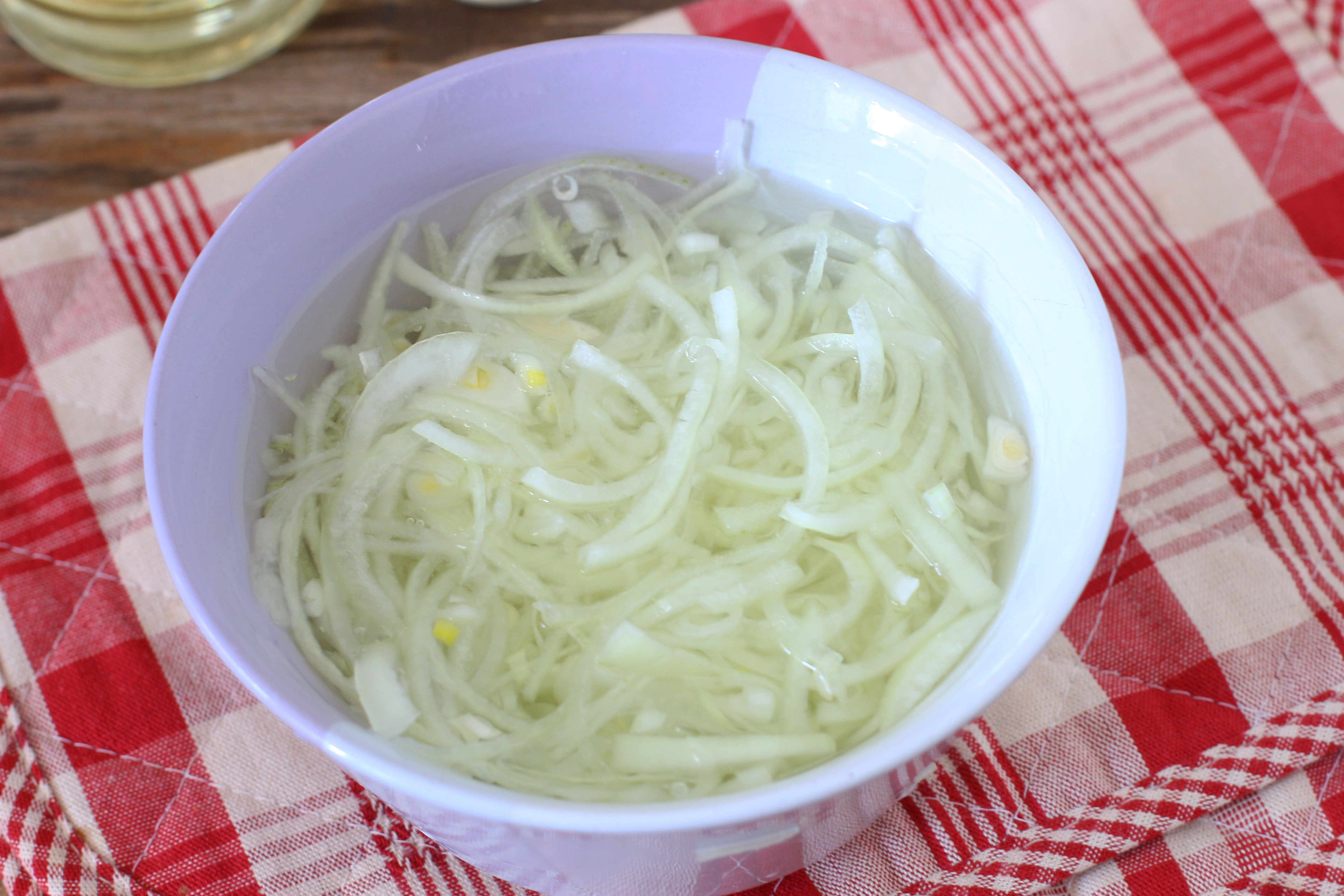 Маринованный лук к селедке. Маринованный лук для селедки. Замариновать лук для селедки. Лук маринованный в уксусе для селедки. Водоросли в банке маринованная с луком.