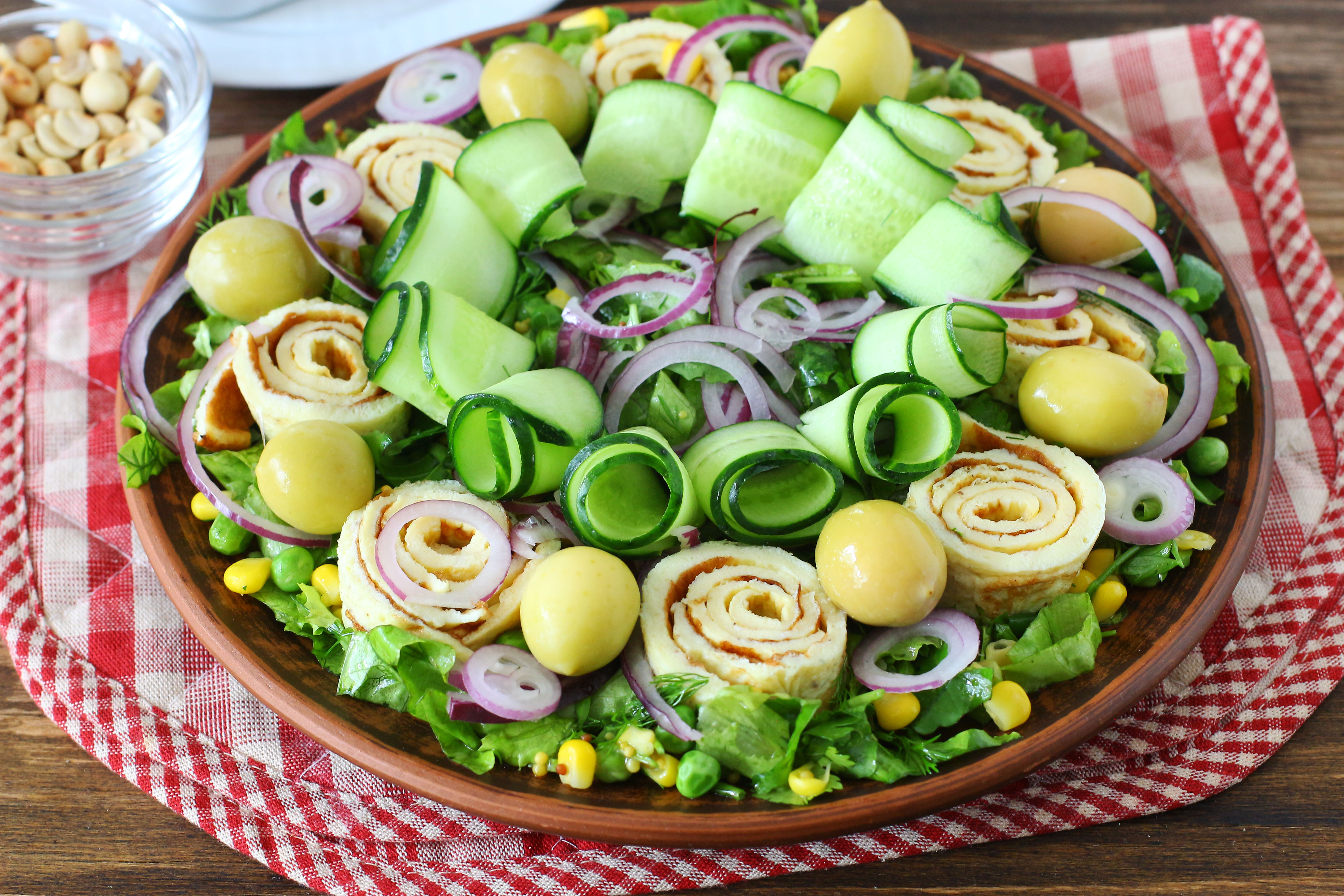 Салат с яичными блинчиками и курицей