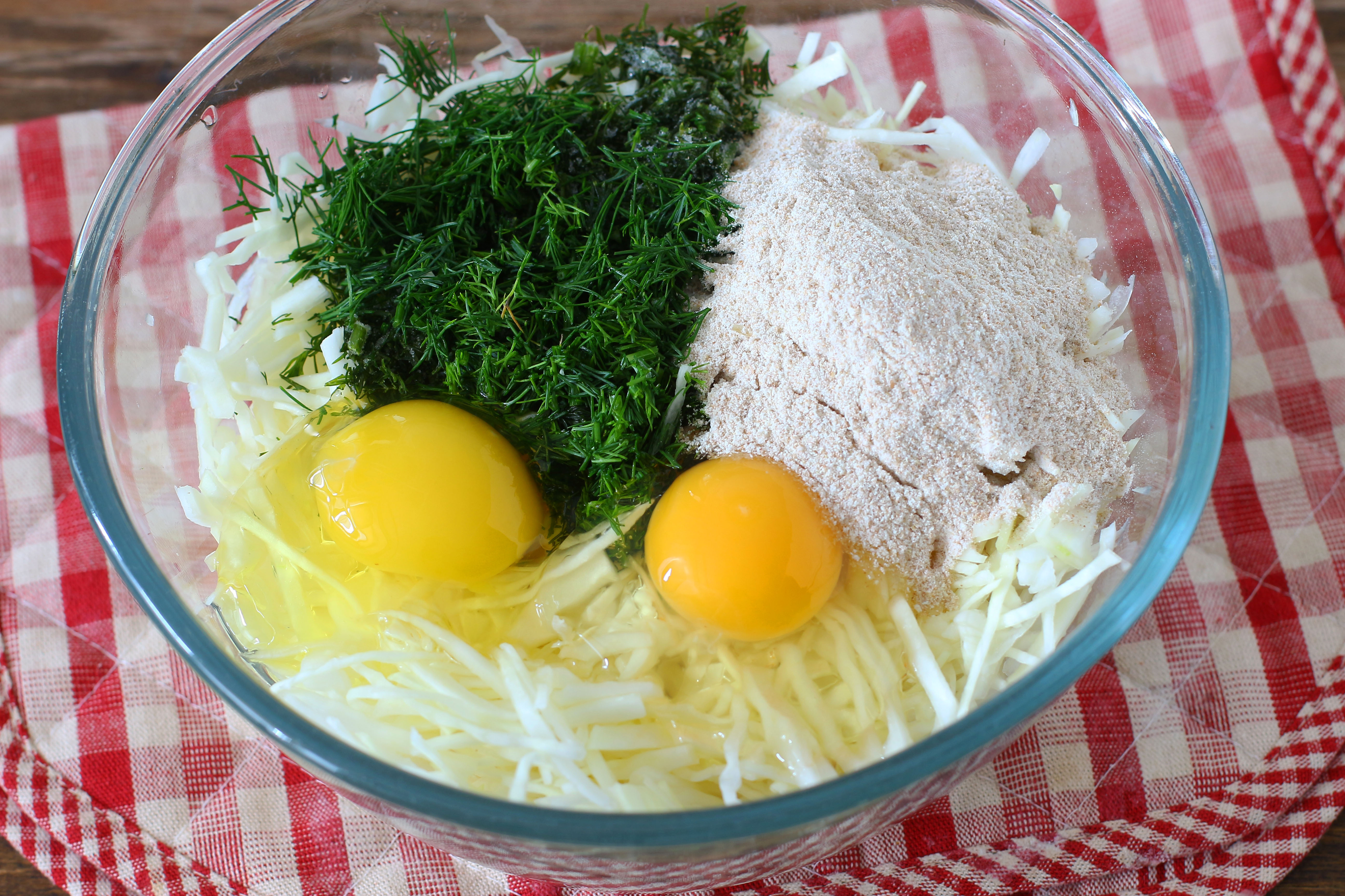 Яйца с мукой на сковороде. Капуста с яйцом и мукой на сковороде. Рецепт капусты с яйцами и мукой на сковородке. Капуста яйца мука на сковороде рецепт. Натереть колбасу в капусту яйцо мука на сковороде рецепты.